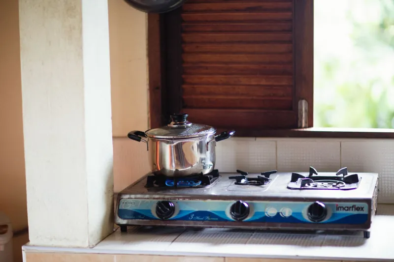 Two Burners, Zero Excuses: A Real Week of Cooking in a Compact Studio Kitchen